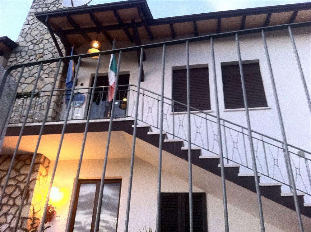 Guest House Villa De Ros Salò Eksteriør bilde